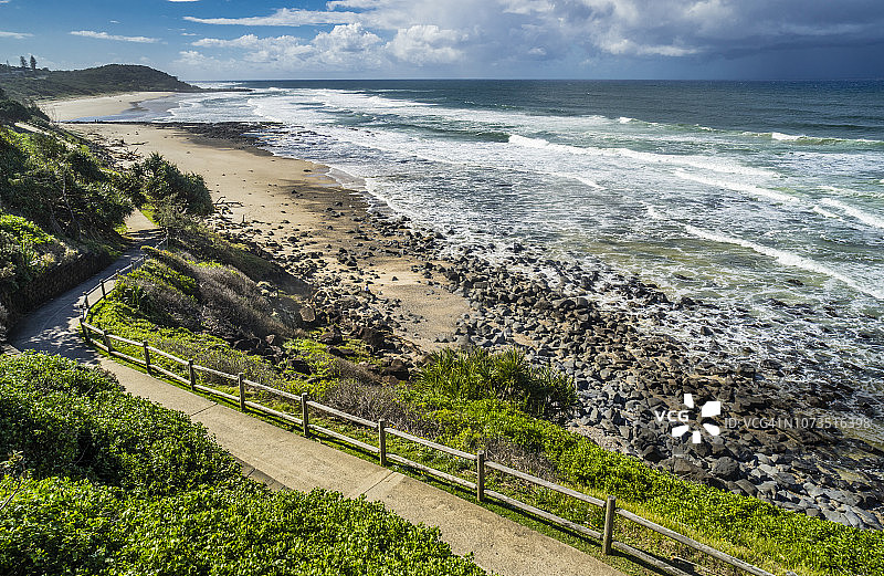 从澳大利亚新南威尔士州巴利纳岬瞭望台观看雪莉海滩图片素材