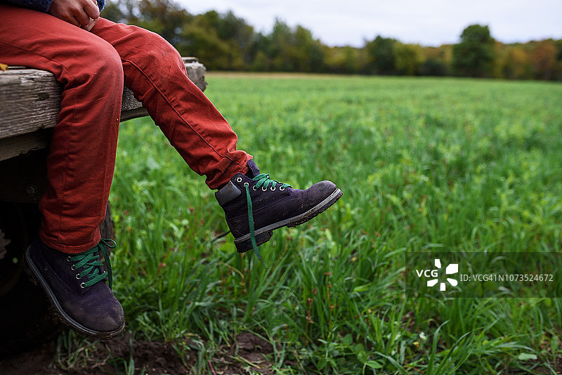 男孩坐在车上的腿部特写镜头图片素材