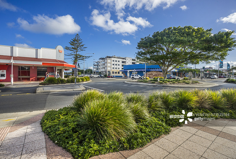 澳大利亚新南威尔士州巴利纳镇北部河流地区中央商务区的树荫环岛，河流街和樱桃街的交叉口，2017年6月4日图片素材