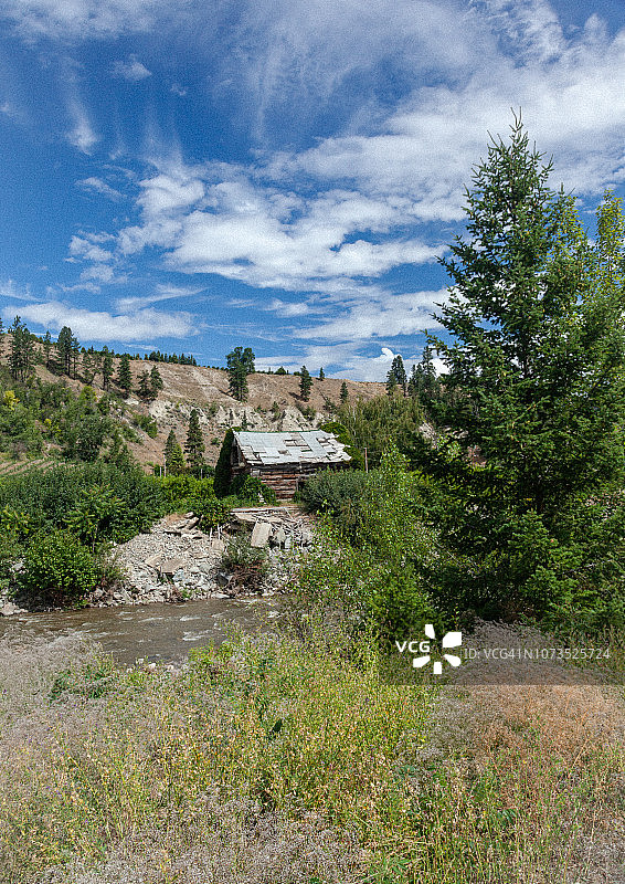 加拿大不列颠哥伦比亚省奥卡诺根河边的废弃小屋图片素材