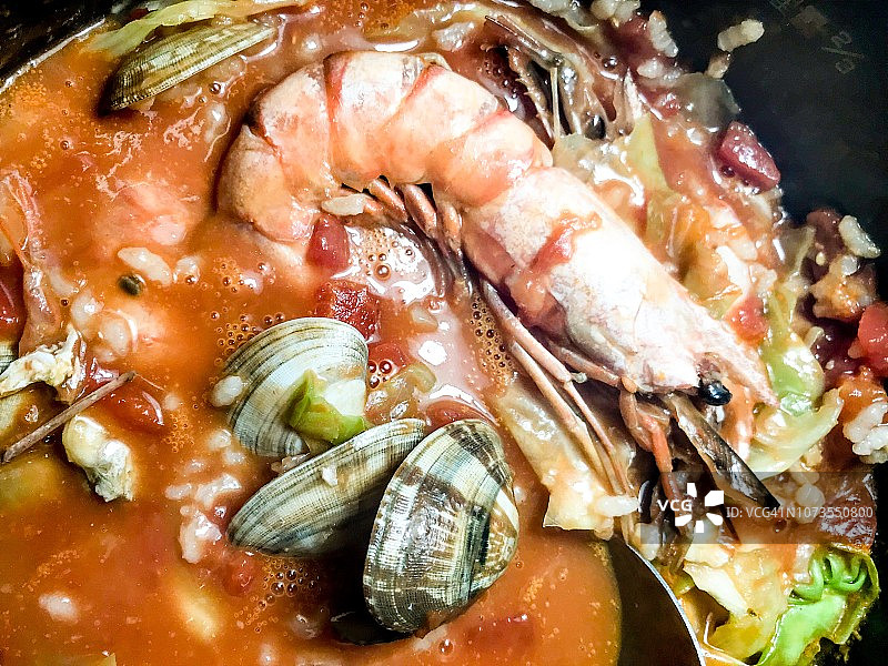 阿根廷红虾和马尼拉蛤蜊在番茄蔬菜酱中炖煮图片素材