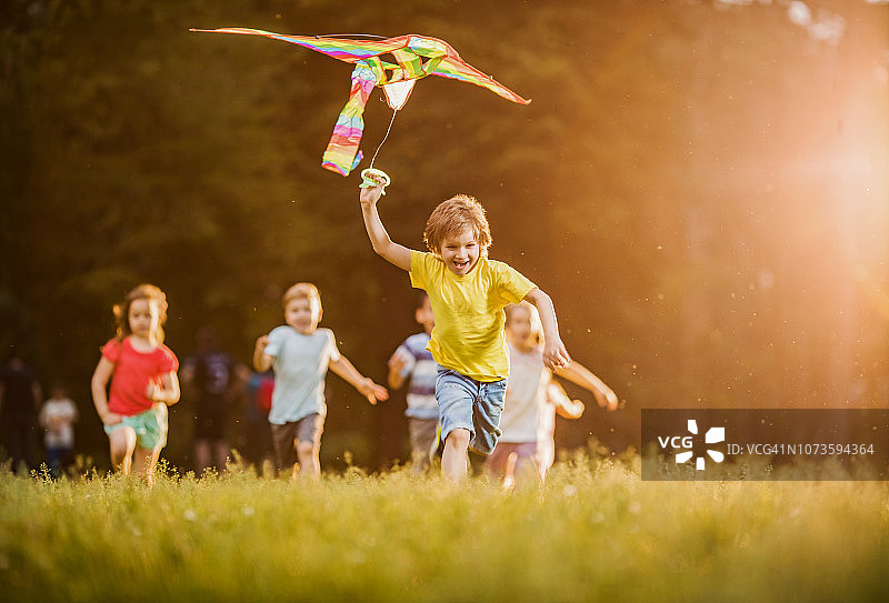 春天放风筝奔跑图片素材
