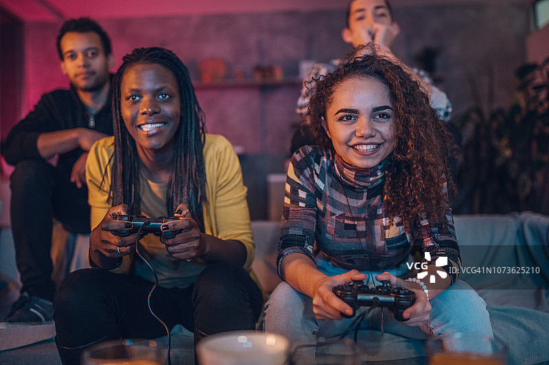 朋友们一起玩电子游戏图片素材