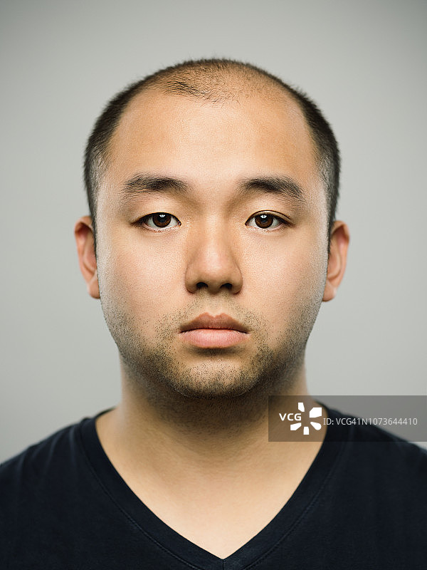 年轻中国男人面无表情图片素材