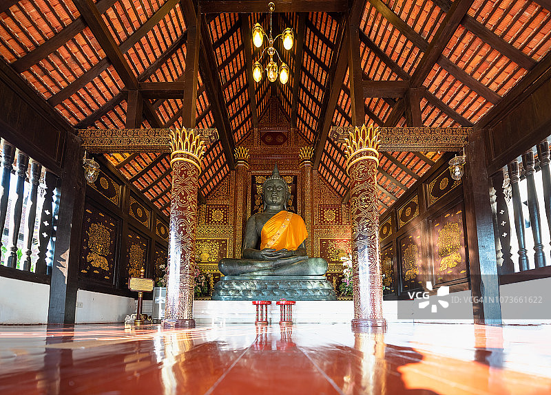 泰国清迈柴迪隆寺的黑色佛像图片素材