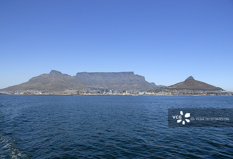 从开普敦前往罗本岛的船上拍摄的桌山全景，南非图片素材