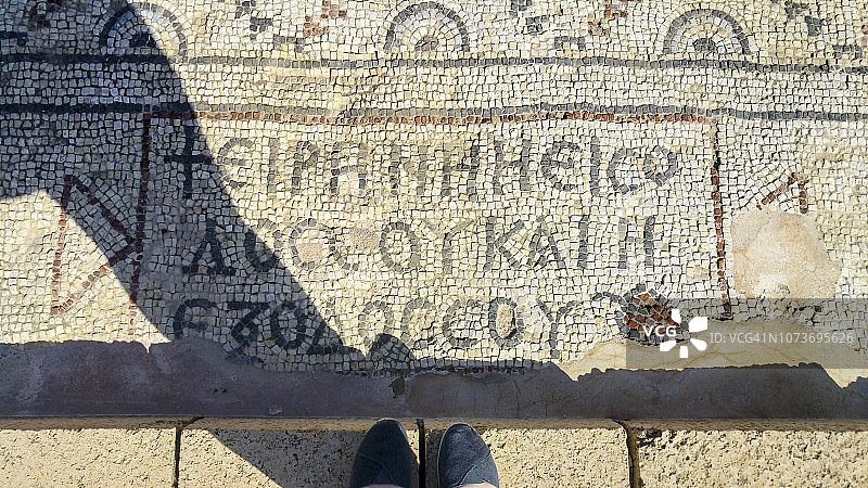 站在凯撒利亚马赛克地板上的白人女性视角图片素材