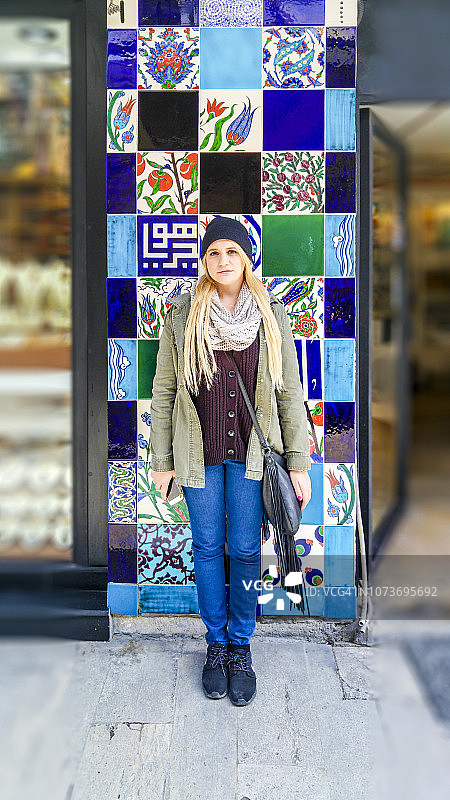 站在土耳其伊斯坦布尔蓝色马赛克墙前的白人女性图片素材