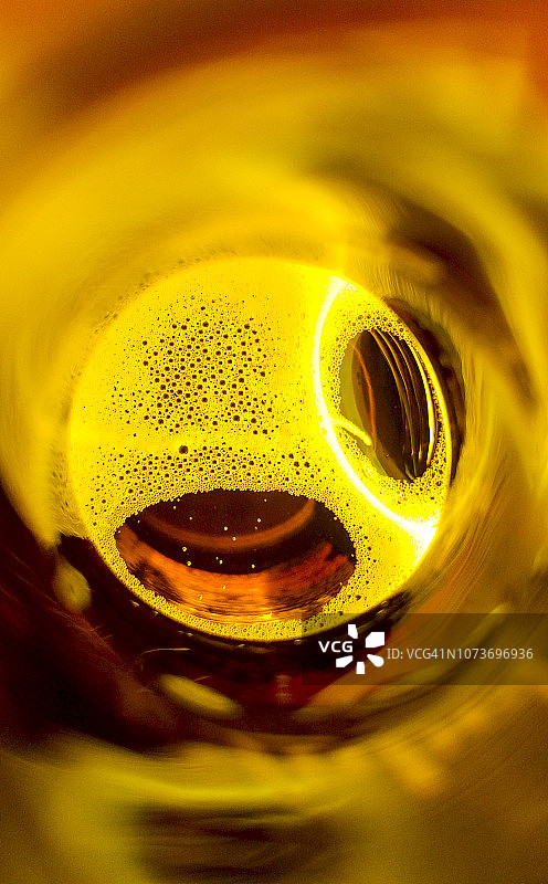 啤酒气泡沿瓶颈向下流动，南非图片素材