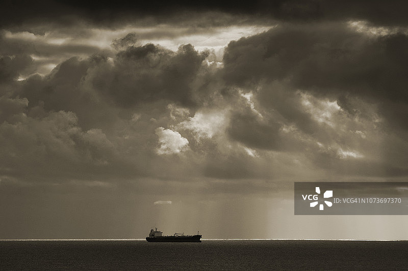 风暴云下的油罐车，莫塞尔湾，西开普省图片素材