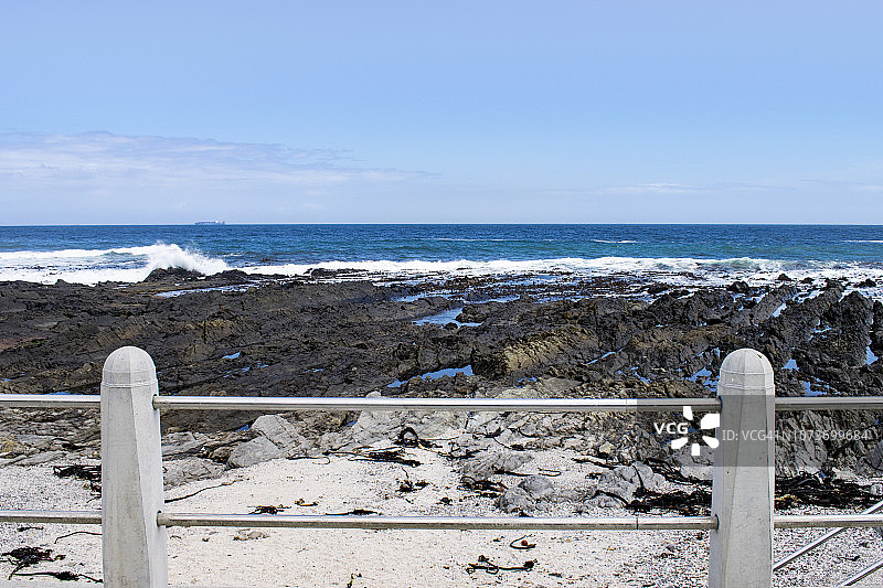 南非开普敦岩石海滩正面图片素材