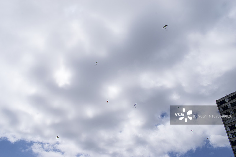 南非开普敦阴天下的滑翔机图片素材