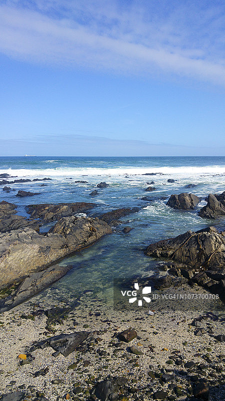 南非开普敦岩石海滩正面图片素材