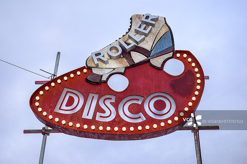 英国伦敦克拉珀姆公共绿地复古霓虹灯“滚轴迪斯科”标志图片素材