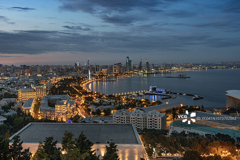 阿塞拜疆巴库达古斯图公园的城市夜景图片素材