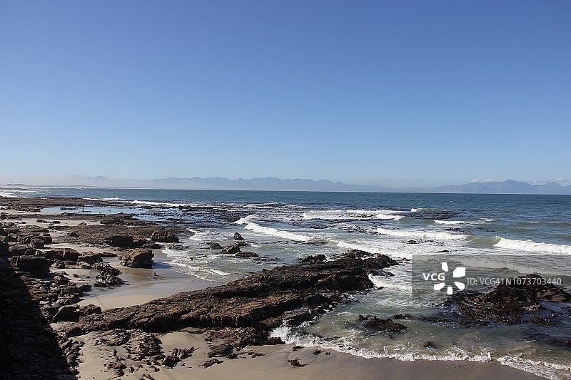 南非西开普省开普敦附近卡尔克湾的福尔斯湾海岸岩石上的海浪图片素材