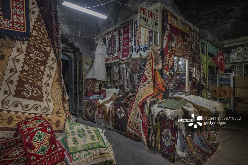 土耳其开塞利有顶集市内的地毯和基里姆商店图片素材