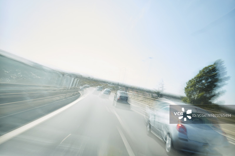 在高速公路上行驶的汽车内，透过挡风玻璃向前看图片素材