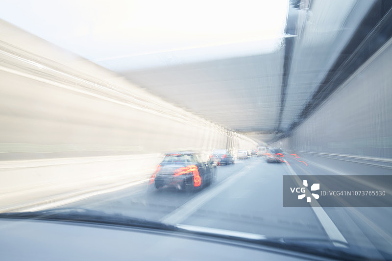 在高速公路上行驶的汽车内，透过挡风玻璃向前看图片素材