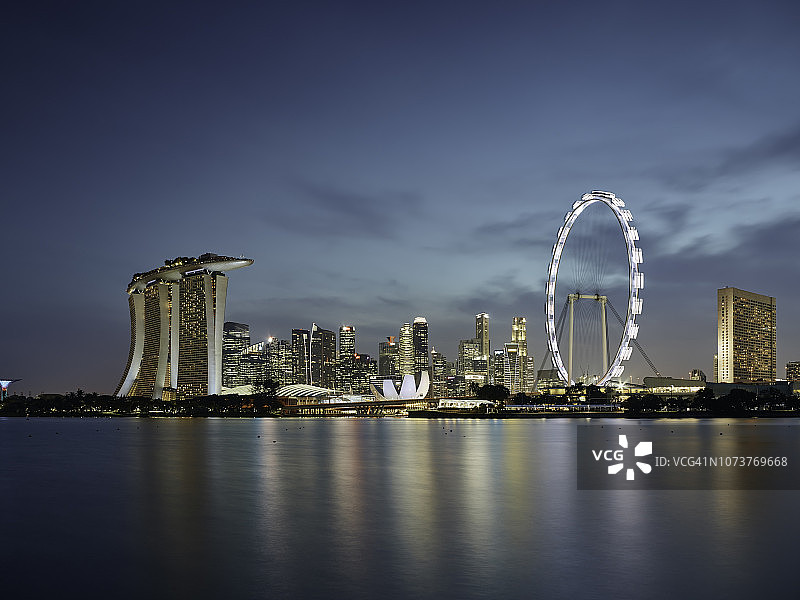 新加坡天际线和金融区黄昏景色图片素材
