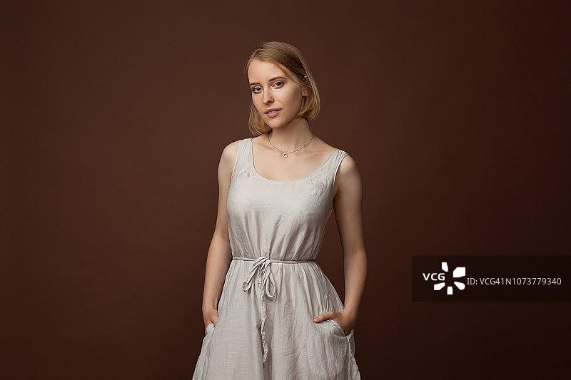 有魅力的20岁女性影棚人像图片素材