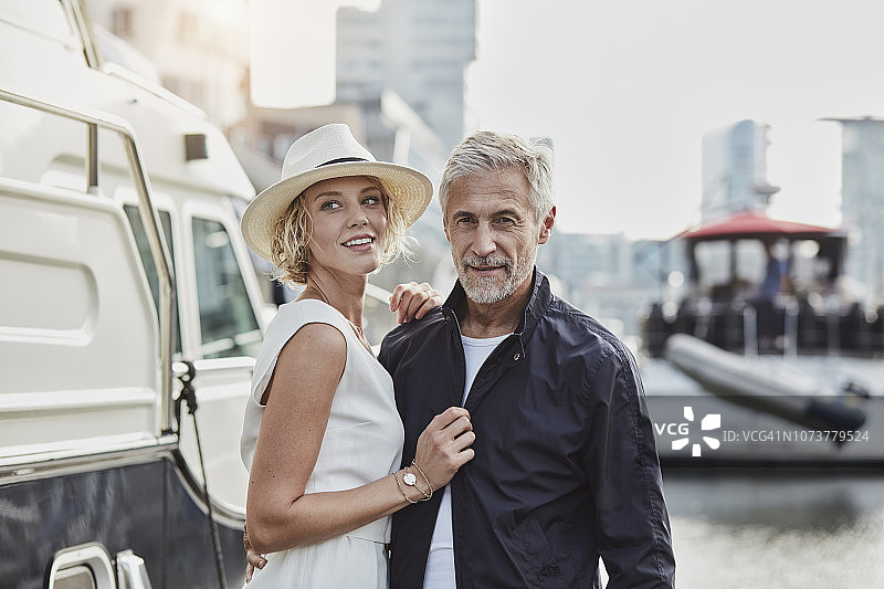 游艇码头上的老年男人和年轻女人图片素材