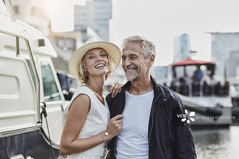 游艇码头上的老年男人和年轻女人图片素材
