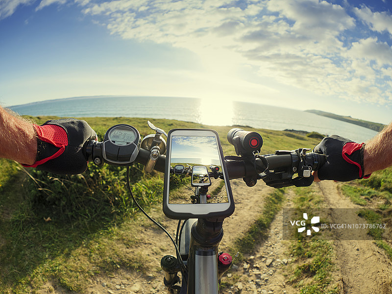 法国布列塔尼圣安妮拉帕吕德特雷格尔海滩山地电动自行车上的手机图片素材