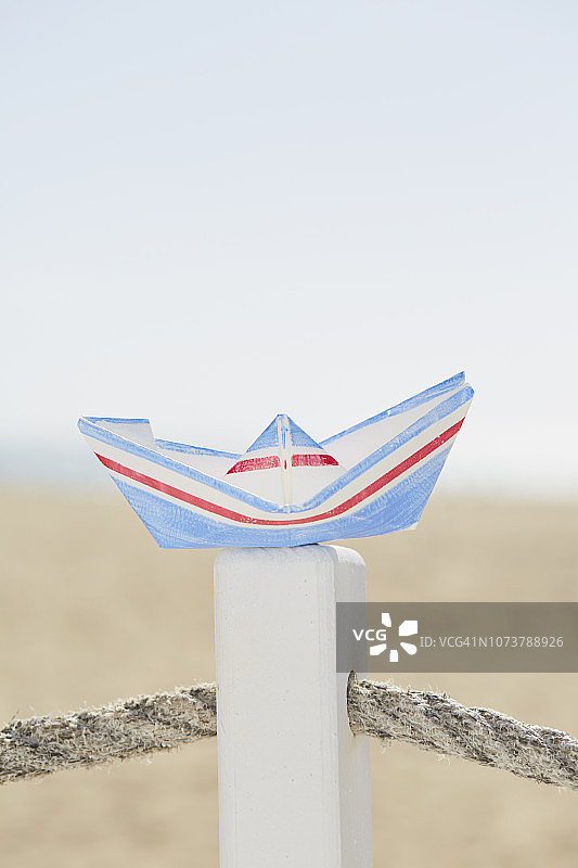 海滩木桩上的纸船静物摄影图片素材