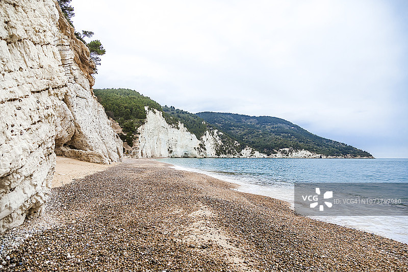 意大利维耶斯泰：冬季雨天空旷的维尼亚诺蒂卡海滩图片素材