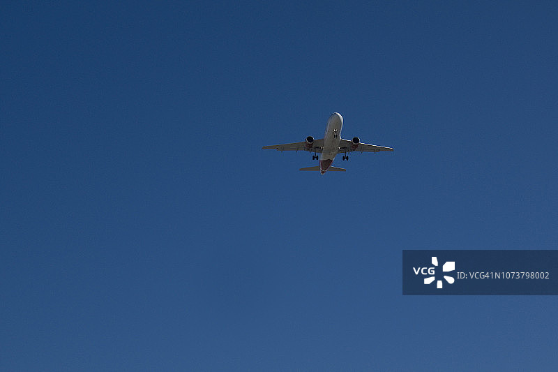 准备降落的双引擎客机图片素材