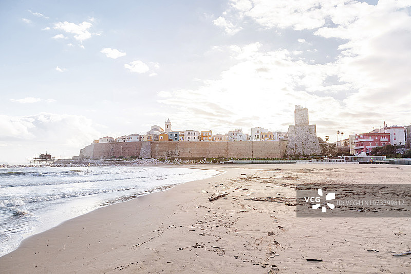 意大利莫利塞泰尔莫利老城区与斯韦沃城堡海滩景观图片素材