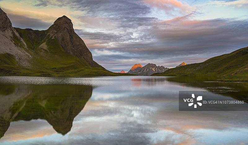 德国巴伐利亚阿尔高阿尔卑斯山脉拉彭湖日出时的小拉彭科普夫峰图片素材