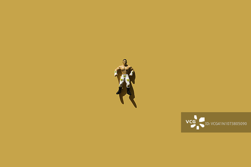 健壮的男人穿着绿色摔跤裤拿着假苹果图片素材