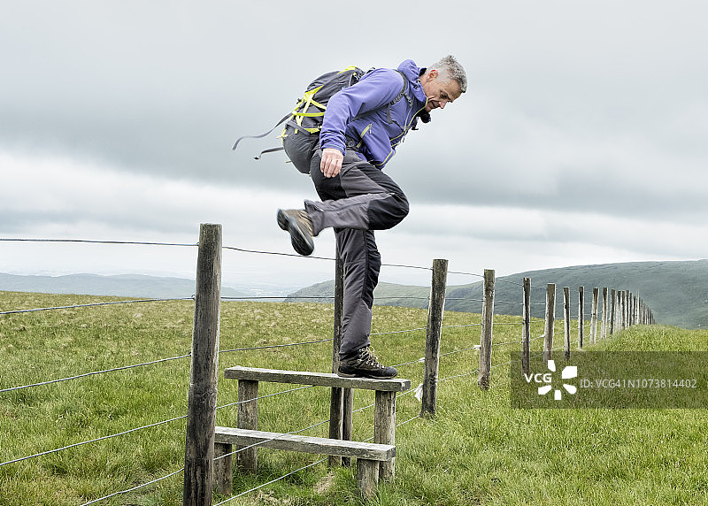 英国湖区朗斯莱德尔山谷：背背包的年长男子图片素材