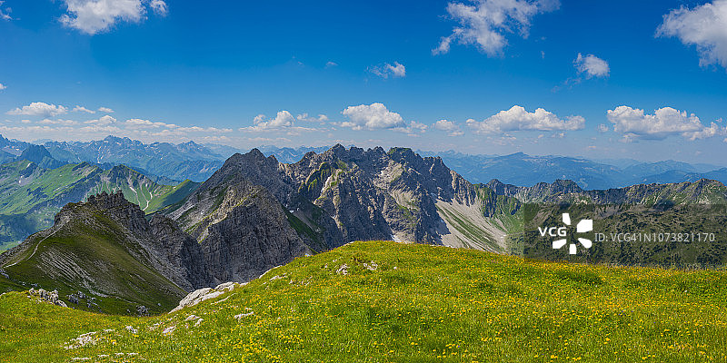 德国巴伐利亚阿尔高阿尔卑斯山脉格罗瑟道门山脉全景图片素材