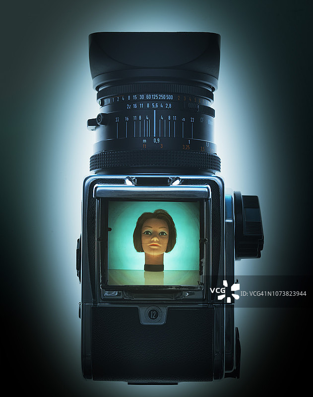 相机聚焦在人体模型头上图片素材