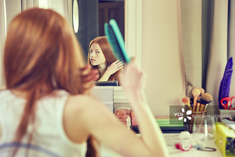 女孩梳头图片素材