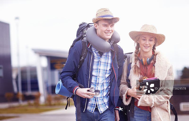 机场的背包客情侣图片素材