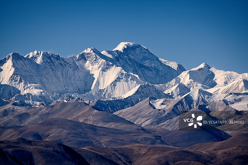 从西藏觉吾拉山口看到的珠穆朗卓峰图片素材