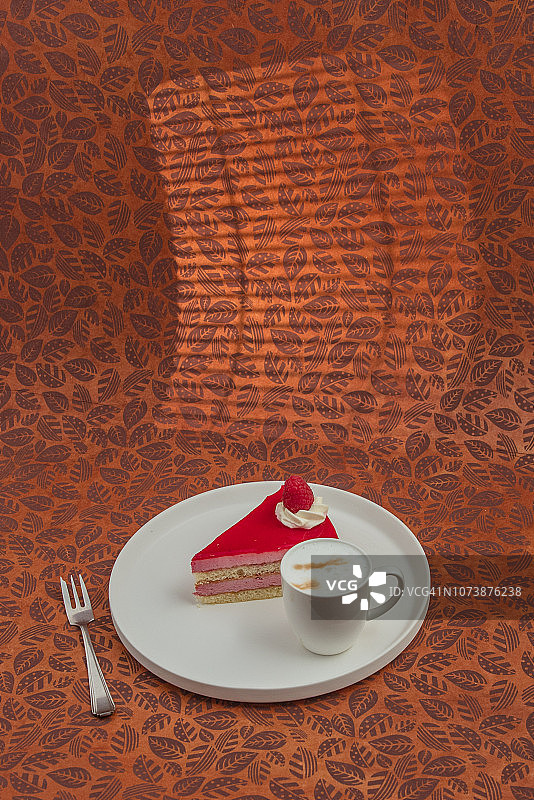 覆盆子蛋糕和卡布奇诺图片素材