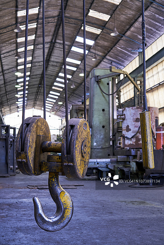 机械工程行业中用于重物的巨型吊钩图片素材
