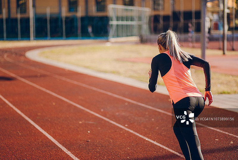 赛道上的女赛跑运动员图片素材