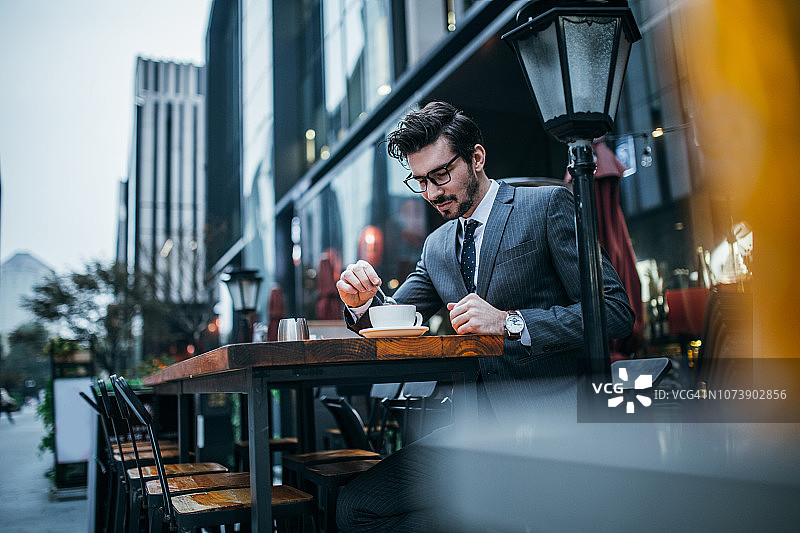 微笑的络腮胡男人喝咖啡图片素材