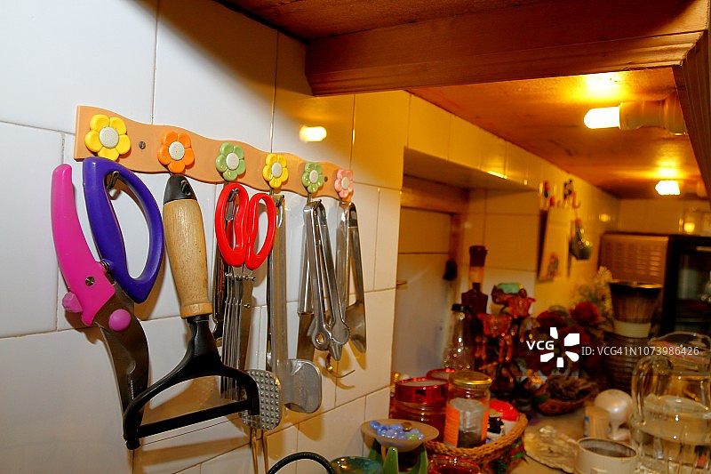 悬挂在厨房里的厨房用具图片素材
