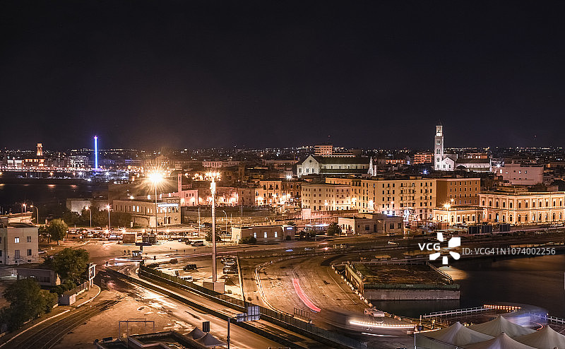 意大利普利亚区巴里市夜间天际线图片素材