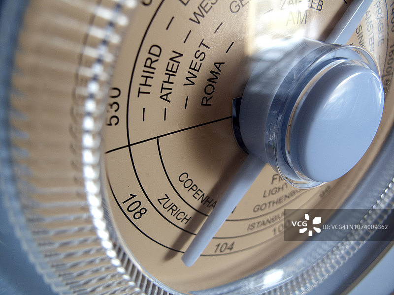 受1960年代复古收音机启发的淡蓝色收音机调谐器特写图片素材