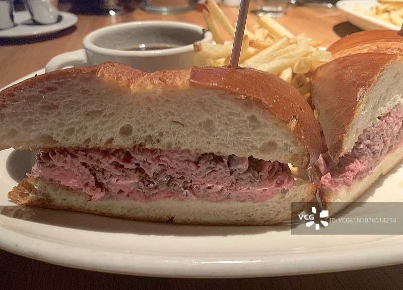 法式蘸汁三明治和薯条图片素材