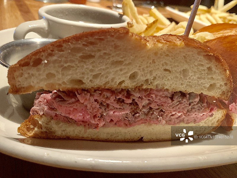 削牛肉三明治和炸薯条图片素材