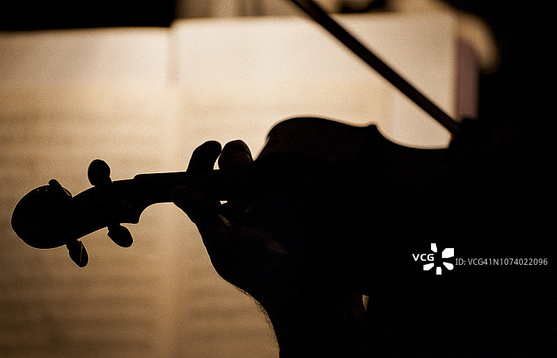 演奏小提琴的人图片素材